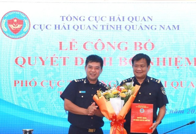 Ông Trần Ngọc Đức (bìa phải) nhận quyết định bổ nhiệm làm Phó Cục trưởng Cục Hải quan Quảng Nam