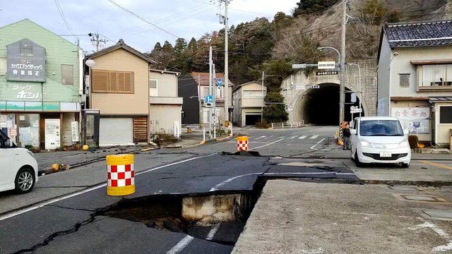 Một con đường gần TP Noto, tỉnh Ishikawa - Nhật Bản bị nứt vỡ sau thảm họa động đất ngày 1-1 - Ảnh REUTERS