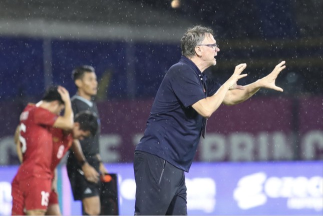 HLV Philippe Troussier sẽ đối diện thử thách thật sự cùng đội tuyển Việt Nam ở Asian Cup 2023. Ảnh: Hữu Phạm