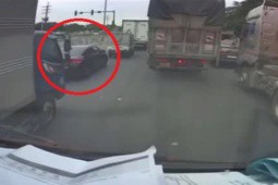 Clip: Vội vài tích tắc, ô tô bị xe container tông văng cắm đầu vào xe tải