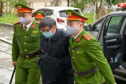 Xét xử “đại án Việt Á“: Cảnh sát dẫn giải ông Nguyễn Thanh Long, Chu Ngọc Anh tới tòa