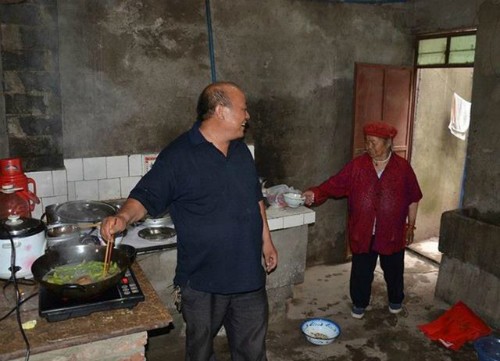 Con dâu, mẹ chồng mâu thuẫn khiến anh Liu phải thuê một ngôi nhà gần nhà mình cho mẹ ở để tiện chăm sóc.