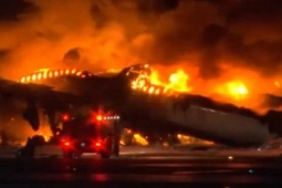 Thế giới - Phía sau vụ máy bay Nhật Bản chở 379 người bốc cháy