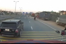 Tin tức trong ngày - Clip: Tài xế lái ô tô Land Rover “làm trò”, đánh võng khiến xe đầu kéo phải bẻ lái tránh tai họa