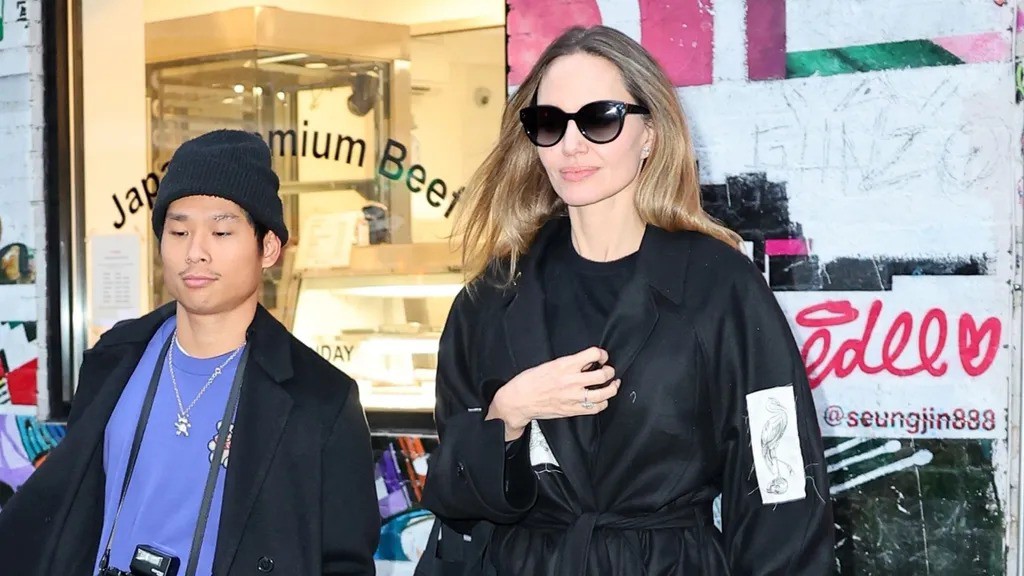 Nghệ thuật mặc đồ đen của Angelina Jolie - 1
