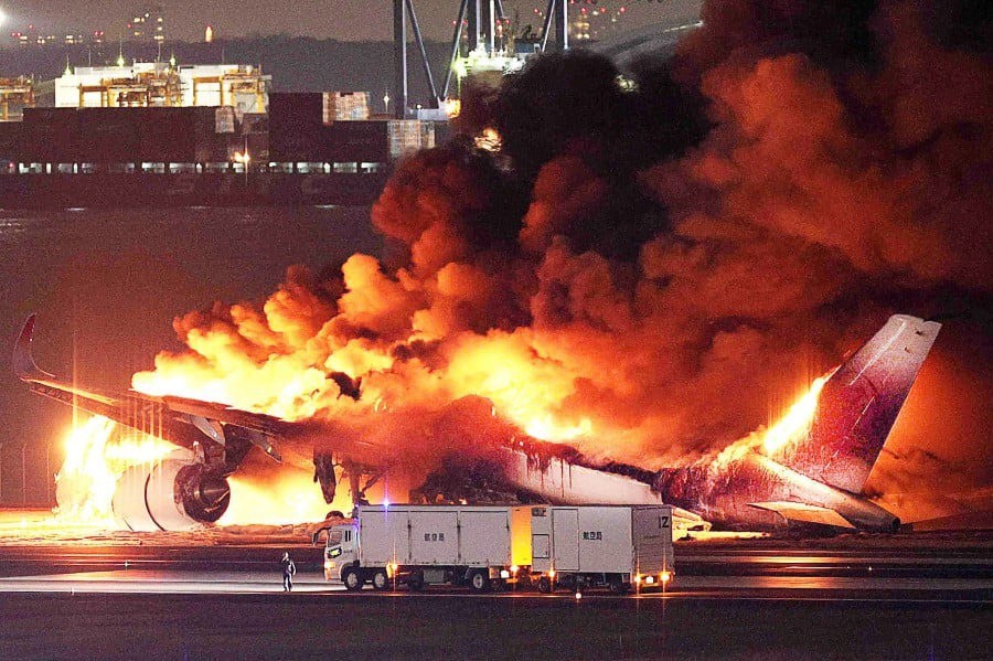Máy bay số hiệu JAL516 của hãng hàng không Japan Airlines bốc cháy trên đường băng ở Tokyo. Ảnh: AFP