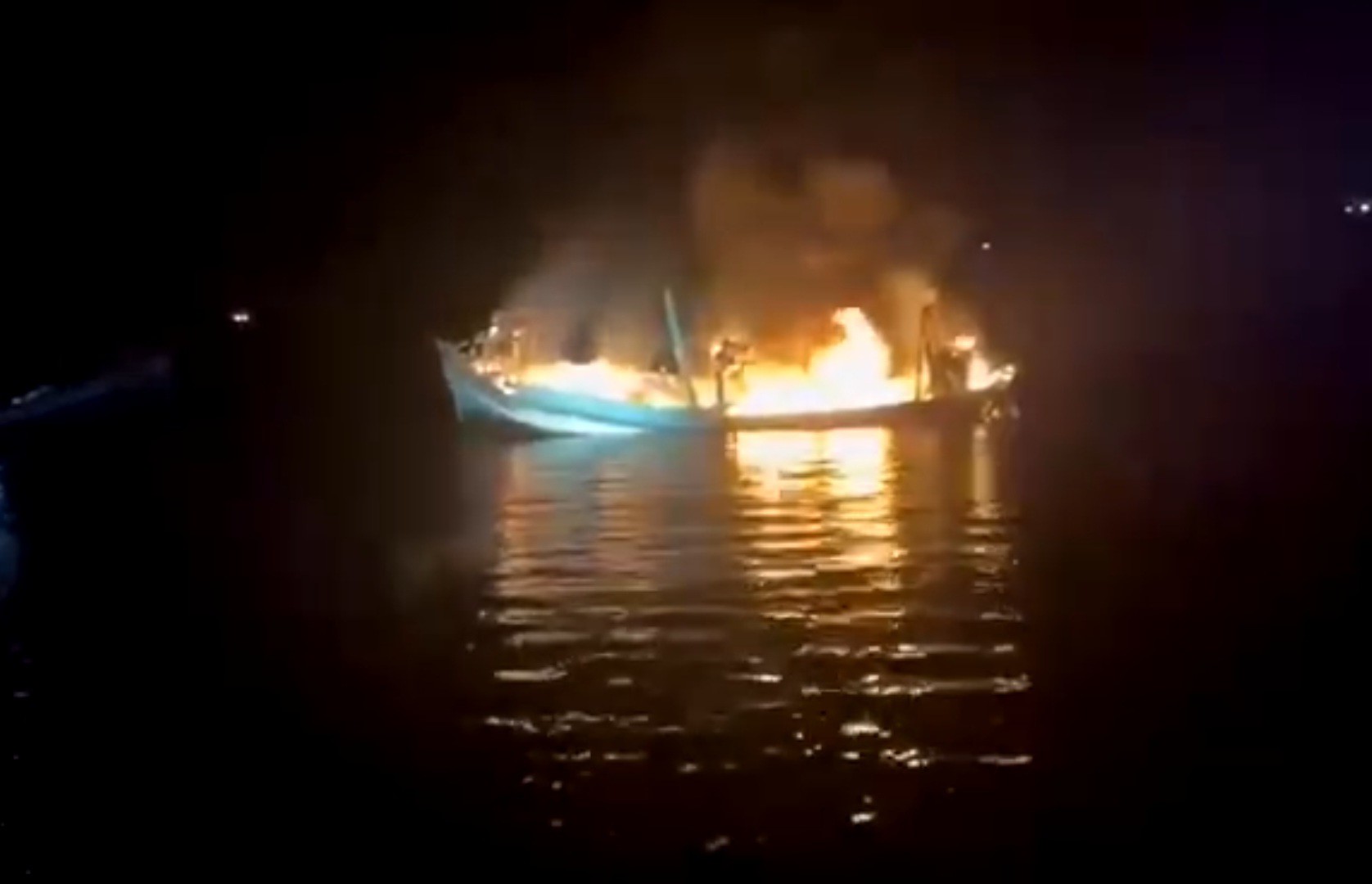 Tàu cá của ngư dân bị cháy rồi chìm xuống biển do bị nhóm người lạ mặt tấn công bằng bom xăng