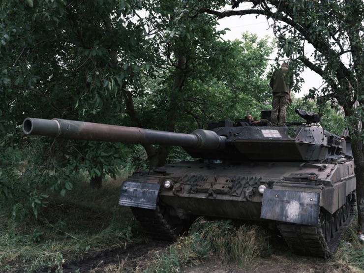 Một xe tăng Leopard 2 của Ukraine ở tiền tuyến.