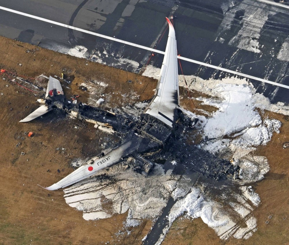 Xác máy bay Airbus A350 sau vụ cháy (ảnh: Reuters)