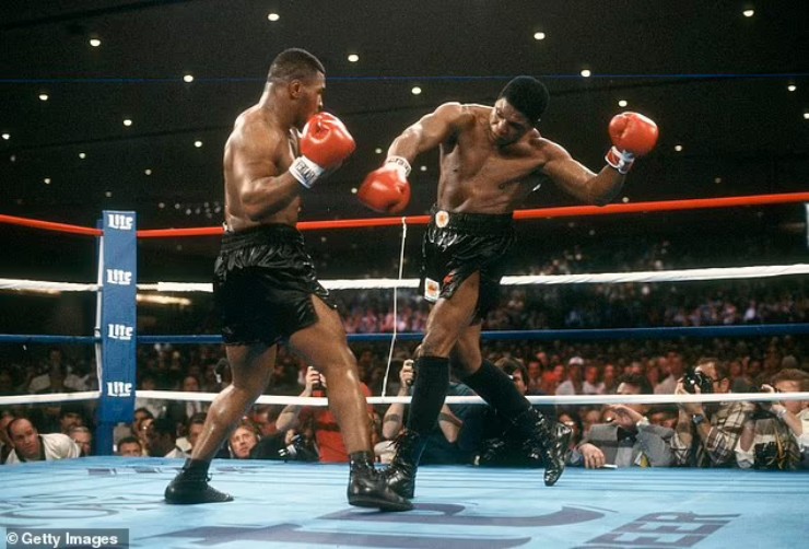 Mike Tyson vô địch hạng nặng Boxing thế giới khi 20 tuổi, 4 tháng