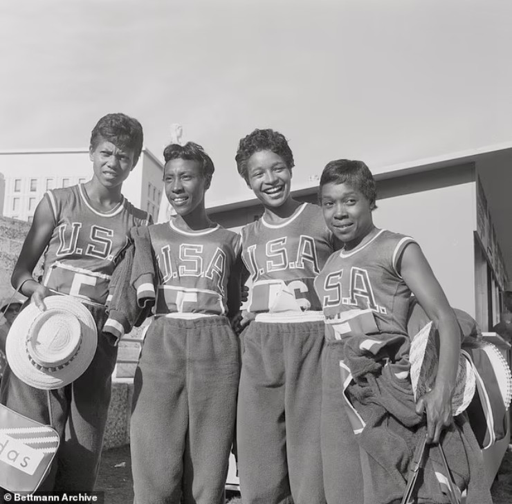 Barbara Jones (thứ 2 từ phải sang) vô địch điền kinh Olympic 4x100m khi 15 tuổi, 4 tháng