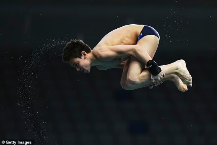 Tom Daley vô địch nhảy cầu thế giới khi 15 tuổi, 2 tháng