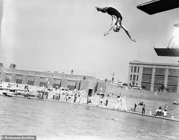 Cố nữ VĐV nhảy cầu Marjorie Gestring vô địch thế giới năm 1936 khi mới 13 tuổi, 8 tháng. Đây là một kỷ lục thế giới