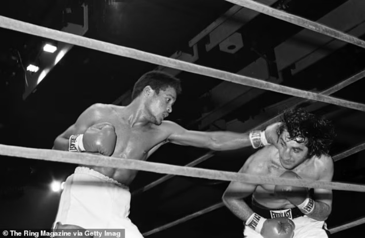 Wilfred Benitez (trái) giành đai vô địch siêu nhẹ WBA Boxing khi 17 tuổi, 5 tháng