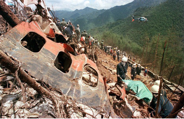 Hiện trường vụ rơi máy bay của hãng Japan Airlines năm 1985. Ảnh: Kyodo News