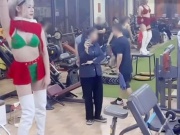 Thời trang - 3 cô gái mặc &quot;lạc quẻ&quot; nhảy múa trong phòng tập gym gây xôn xao MXH