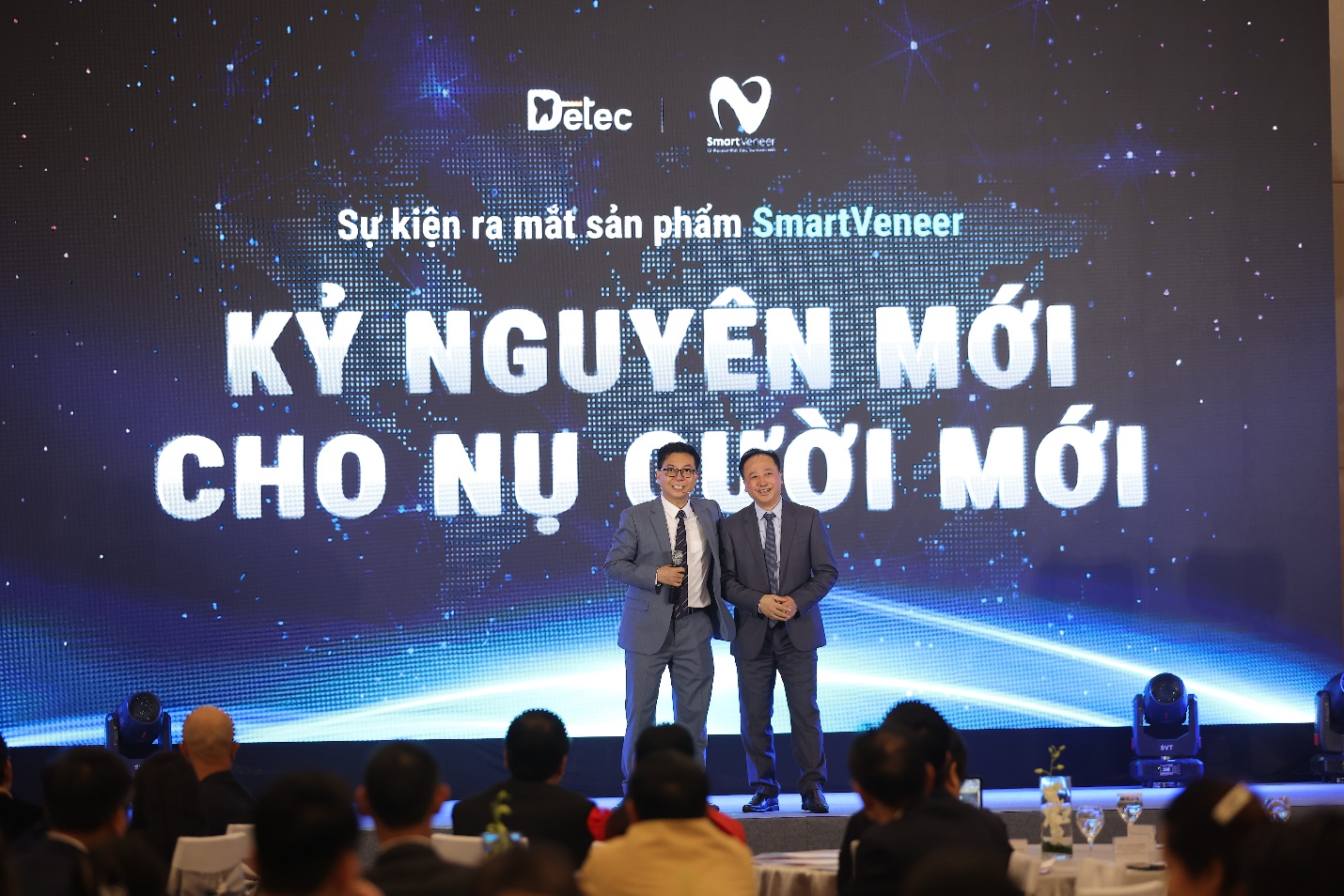 Ông Vũ Đề - Tổng Giám đốc Công ty Cổ phần Nha khoa Detec cùng khách mời tại lễ ra mắt sản phẩm SmartVeneer.
