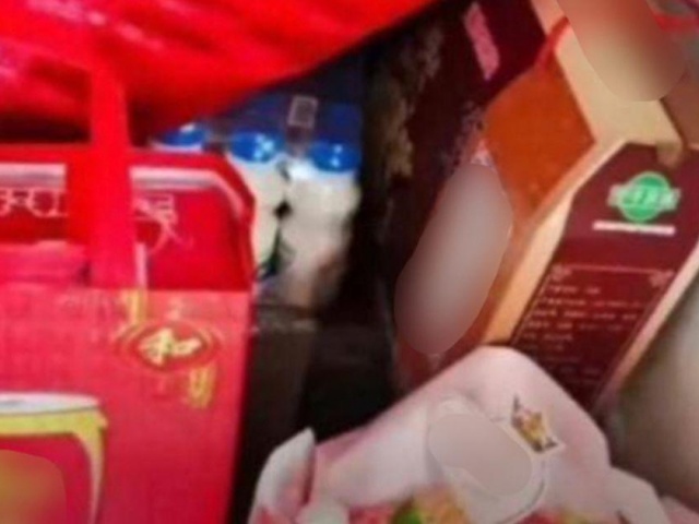 Bạn trẻ - Cuộc sống - Khoe món quà phụ huynh tặng, cô giáo nhận "bão" chỉ trích, Phòng Giáo dục mời lên làm việc