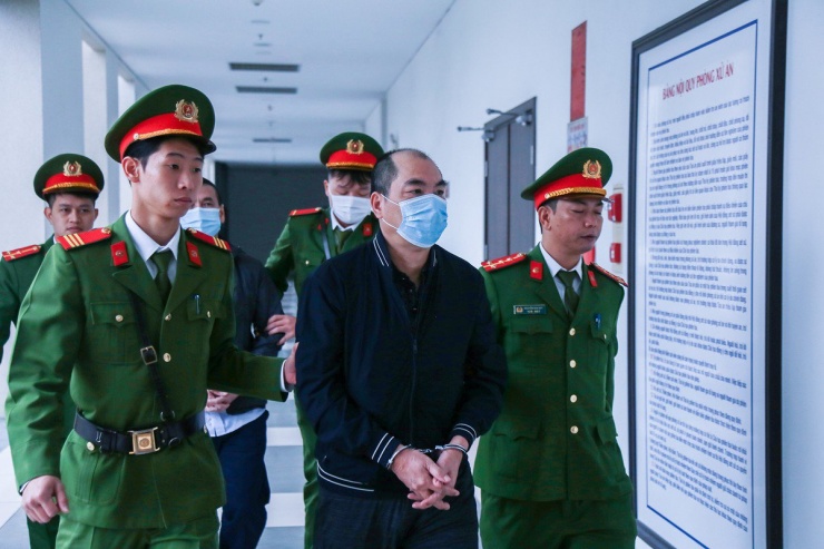 Các bị cáo trong đại án Việt Á đã đến tòa, bắt đầu ngày xét xử thứ 2 - 7