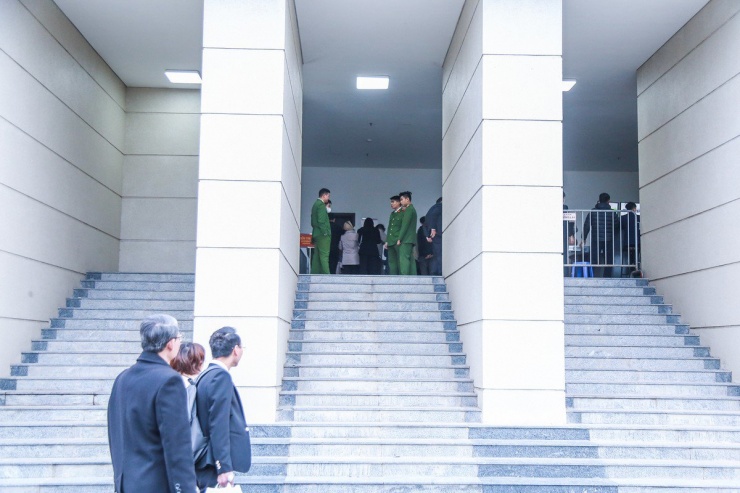 Các bị cáo trong đại án Việt Á đã đến tòa, bắt đầu ngày xét xử thứ 2 - 8