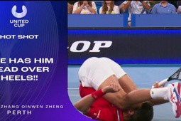 Sao nữ tennis Trung Quốc khiến Djokovic ngã lăn ra đất, phản ứng của Nole gây cười