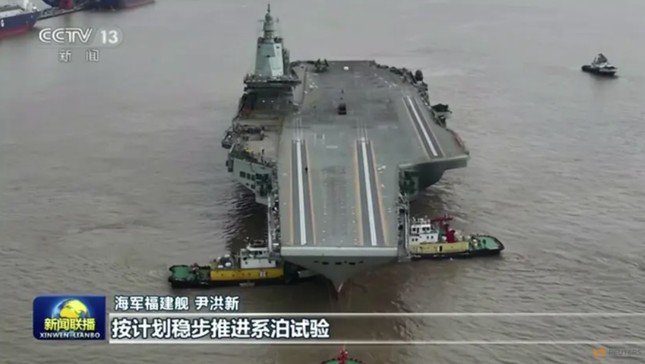 Trung Quốc công bố hình ảnh mới về tàu sân bay hiện đại nhất - 1