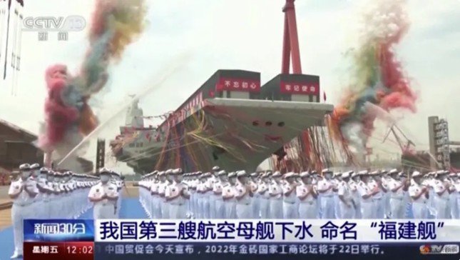 Trung Quốc công bố hình ảnh mới về tàu sân bay hiện đại nhất - 2
