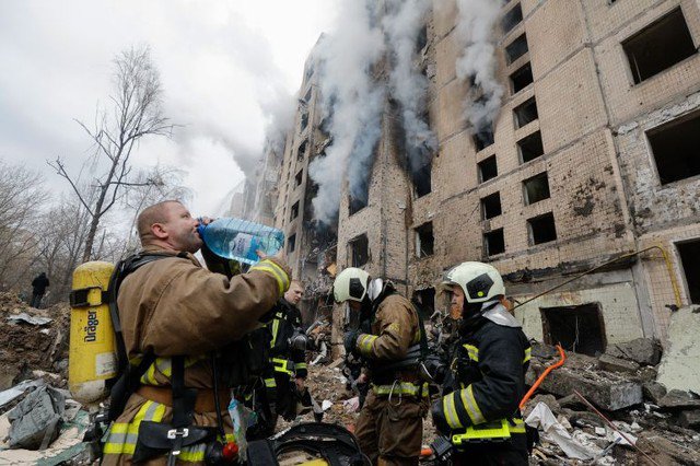 Lực lượng cứu hộ làm việc tại hiện trường tòa nhà bị hư hại sau vụ tấn công tên lửa ở Kiev - Ukraine ngày 2-1. Ảnh: EPA-EFE