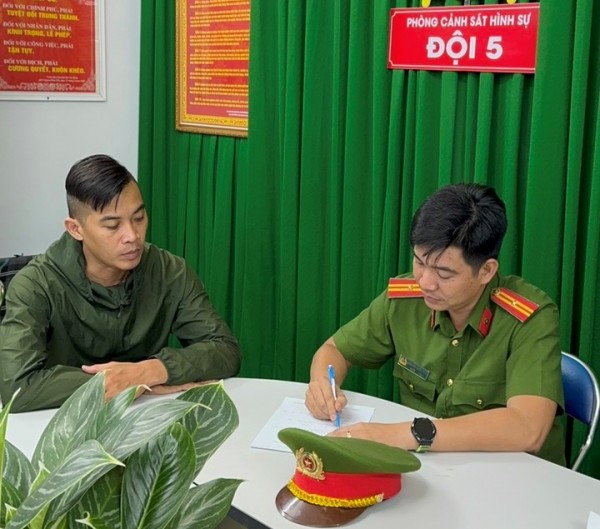 Nguyễn Trần Cao Nguyên (hiện là phi công, cơ trưởng của một hãng hàng không) khai nhận hành vi với cán bộ điều tra.