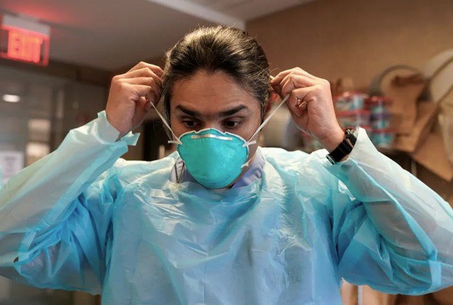 Một bác sĩ đang đeo khẩu trang N95 tại bệnh viện ở Oklahoma năm 2021. (Ảnh: Reuters)