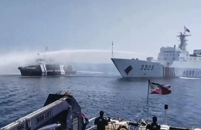 Philippines cáo buộc tàu Trung Quốc dùng vòi rồng ngăn cản tàu tiếp tế vào cấu trúc tranh chấp ở Biển Đông. (Ảnh: QĐ Philippines)