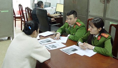 Công an đấu tranh với&nbsp;Nguyễn Thị Thanh Nga – đối tượng cầm đầu.