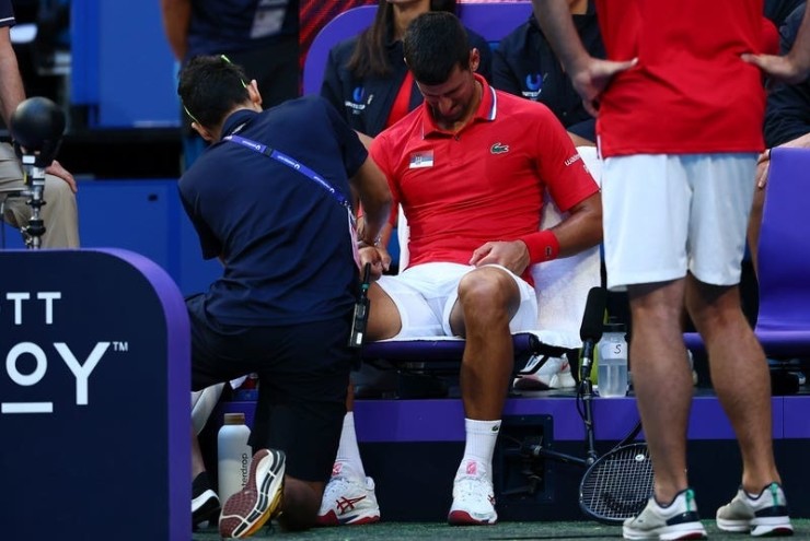 Djokovic cần trợ giúp y tế khi đấu với De Minaur
