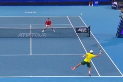 Thể thao - Djokovic bất lực bị Minaur "giỡn mặt" lốp bóng qua đầu