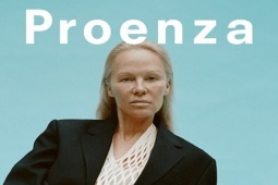 Thời trang - Pamela Anderson lão hoá tự nhiên trong chiến dịch Xuân 2024 Của Proenza Schouler