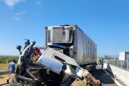 Tin tức trong ngày - Xe container tông đuôi xe đầu kéo trên cao tốc Vĩnh Hảo-Phan Thiết, tài xế tử vong