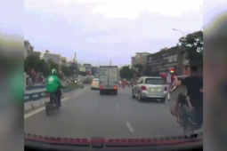 Xe máy - Xe đạp - Clip: Xe máy bốc đầu nhận kết đắng khi bị xe tải "nhắc nhẹ"