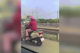 Xe máy - Xe đạp - Clip: "Phong cách" chở chồng đi nhậu say có 1-0-2 của Ninja