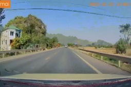 Ô tô - Clip: Pha "né đòn" nhanh nhạy của tài xế với học sinh đi xe đạp sang đường