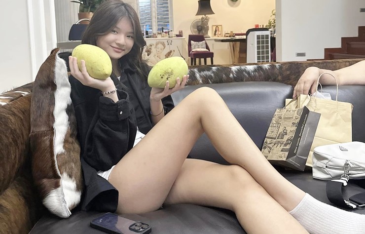 Phong cách thời trang năng động, cá tính giúp cô bé thêm phần thu hút hơn.

