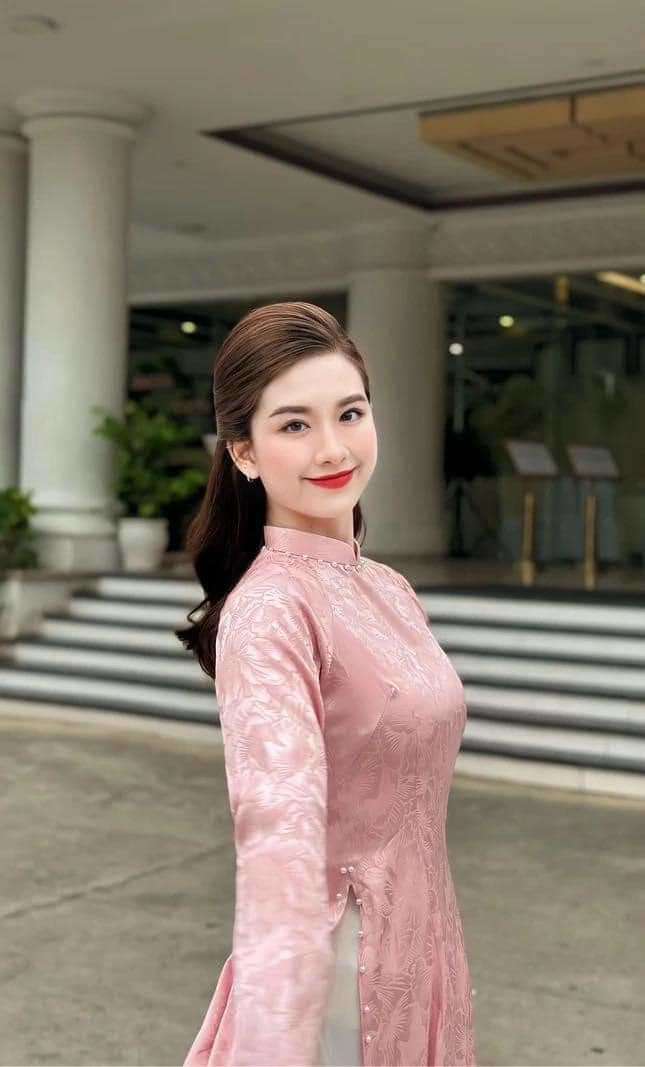 Nữ MC thời sự Nghệ An có gu ăn mặc tiểu thư, là con gái cựu tuyển thủ nổi tiếng - 3