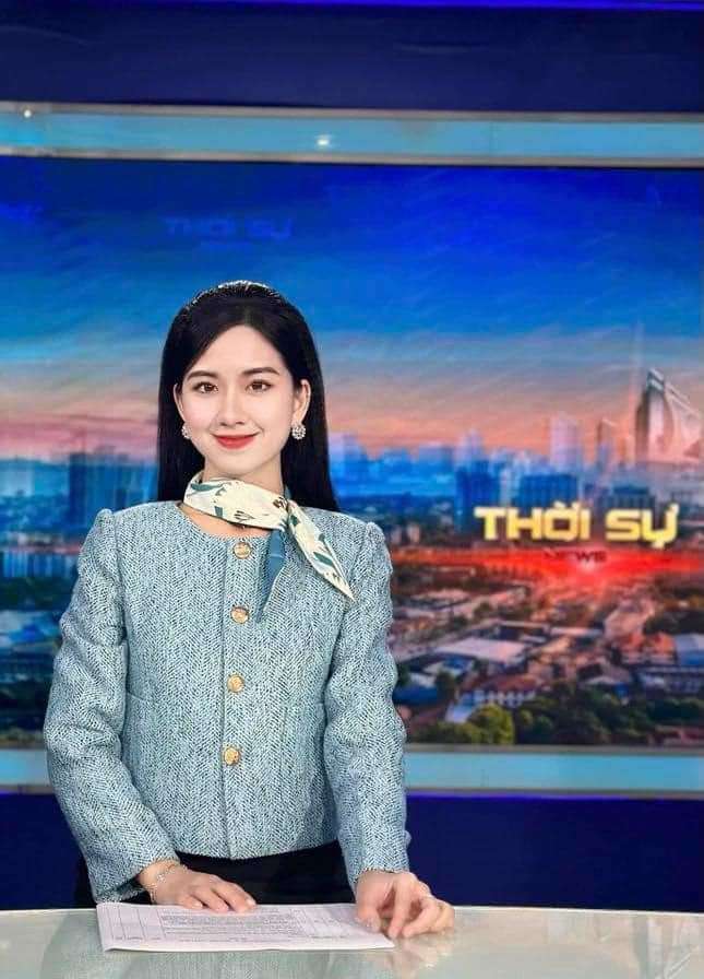 Nữ MC thời sự Nghệ An có gu ăn mặc tiểu thư, là con gái cựu tuyển thủ nổi tiếng - 1