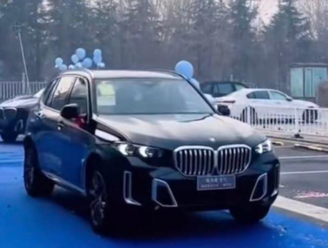 Công ty làm ăn phát đạt, chi 27 tỷ đồng mua 16 xe BMW tặng nhân viên dịp năm mới - 2