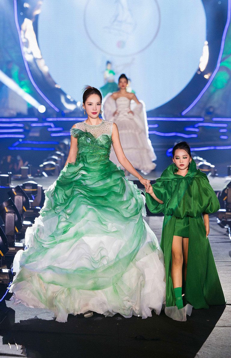 Hoa hậu Hòa bình Việt Nam 2023 Lê Hoàng Phương và mẫu nhí Thiệu Vy đảm trách vai trò vedette.