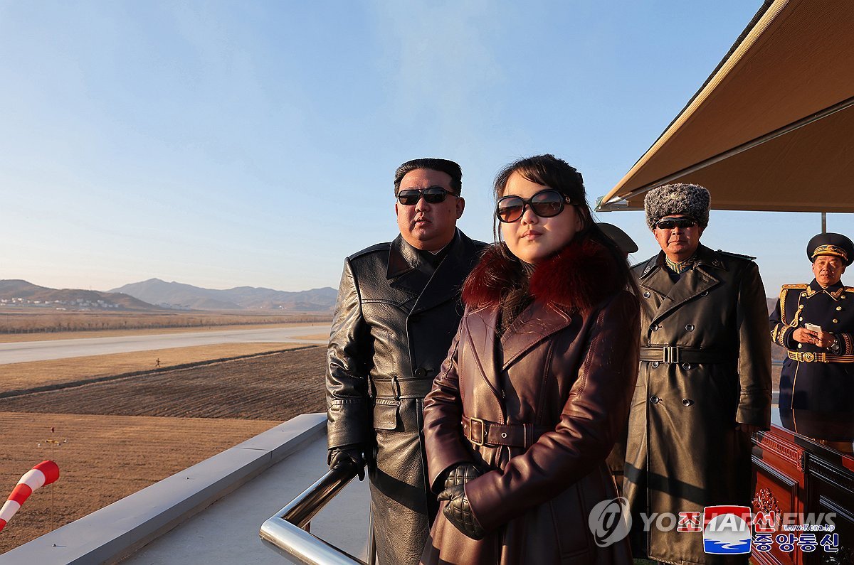 Ông Kim Jong Un xuất hiện cùng con gái trong một chuyến thị sát (ảnh: KCNA)
