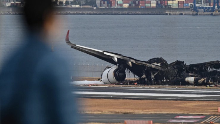 Xác chiếc Airbus A350 cháy đen vẫn đang nằm ở ở đường băng để phục vụ điều tra.
