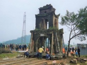 Tin tức trong ngày - &quot;Thần đèn&quot; di dời cổng đền hàng trăm năm tuổi ở Hà Tĩnh
