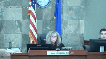 Video: Bị cáo hung hãn phi người tấn công nữ thẩm phán ngay giữa phiên tòa - 1
