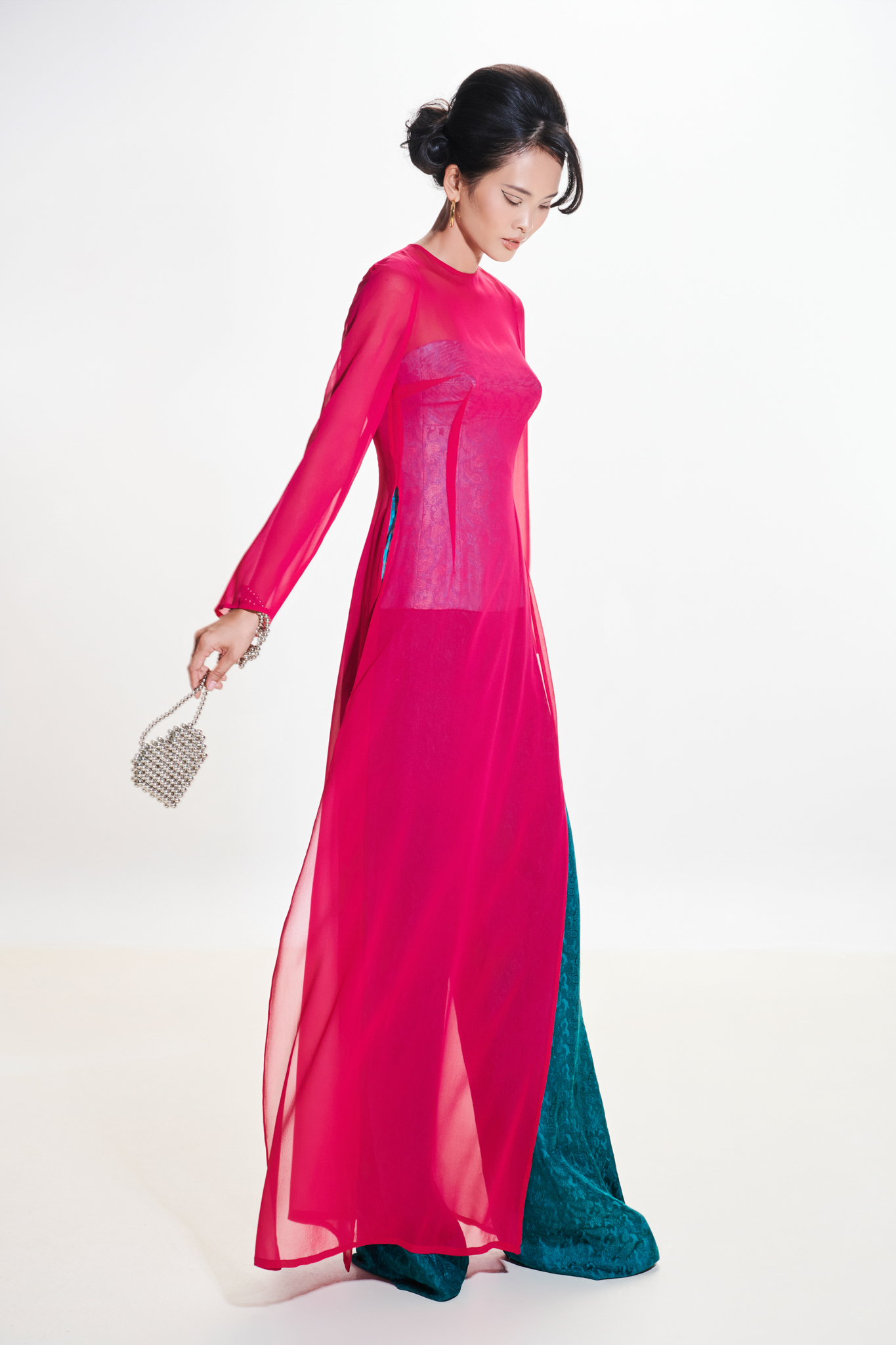 Huy Võ phá nét tinh tế của Áo Dài Madame, với “Bản màu 2024” - 1