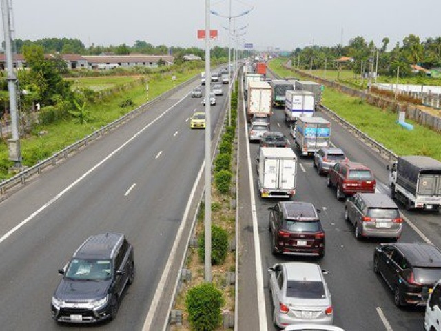 Tin tức trong ngày - Ô tô tông liên hoàn, cao tốc TP.HCM - Trung Lương ùn tắc dài 3km